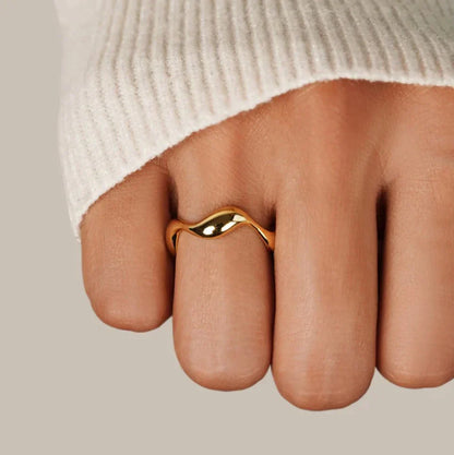 Elyra Smooth Flow Ring | Gold